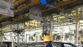 智能提升裝置用于汽車車門安裝案例圖一